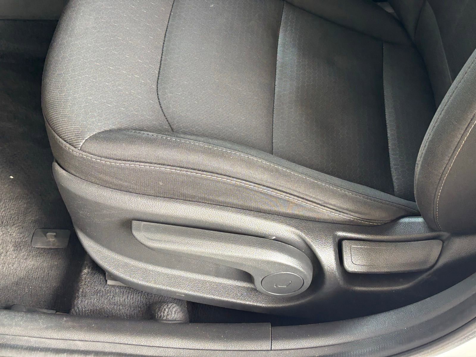 Used 2018 Hyundai Elantra SE FWD image 18