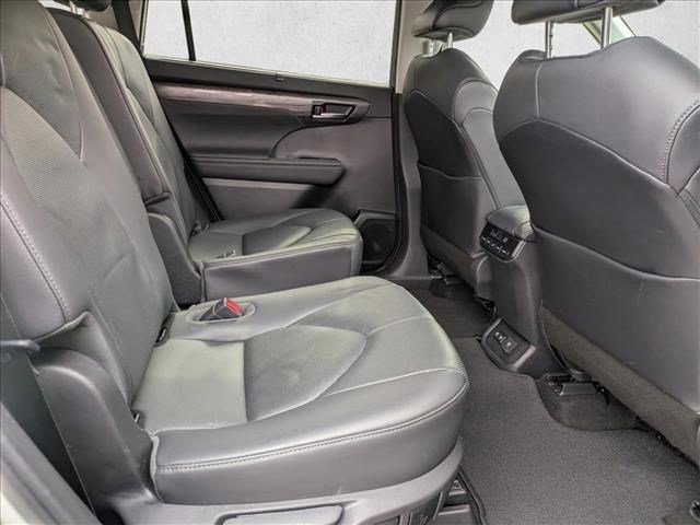 Used 2020 Toyota Highlander Limited image 21