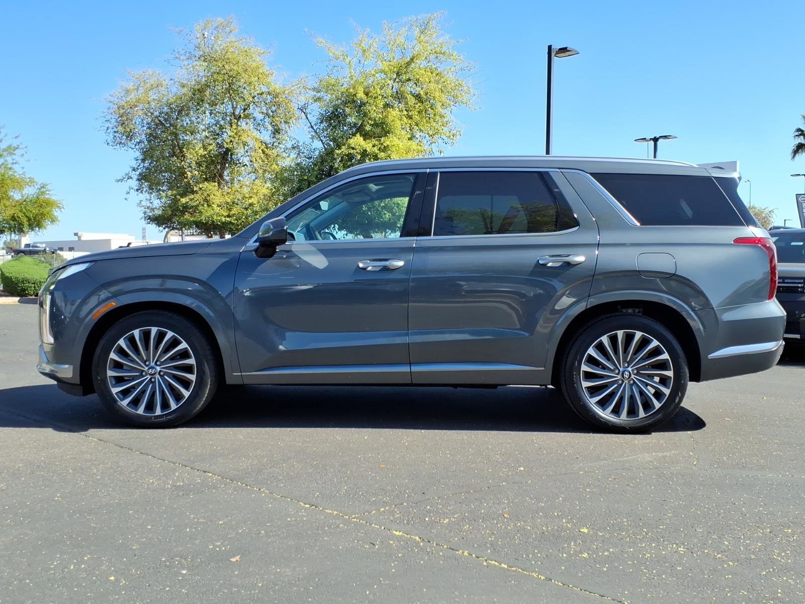 Used 2025 Hyundai Palisade Calligraphy image 2