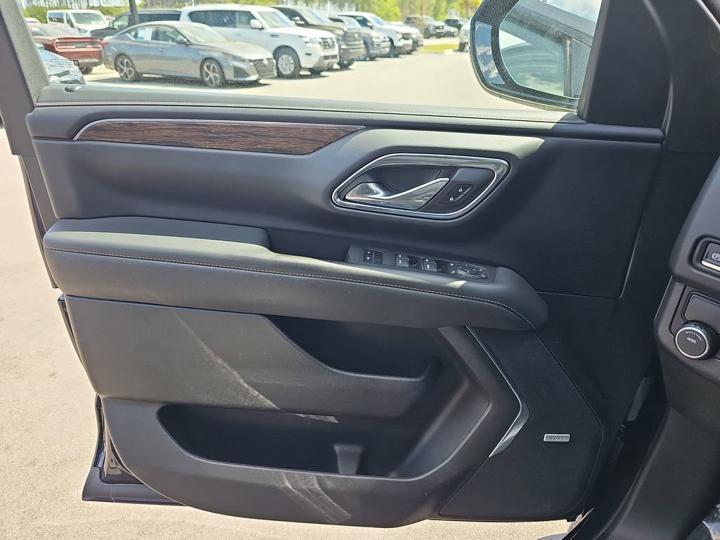 Used 2023 Chevrolet Suburban Premier image 32