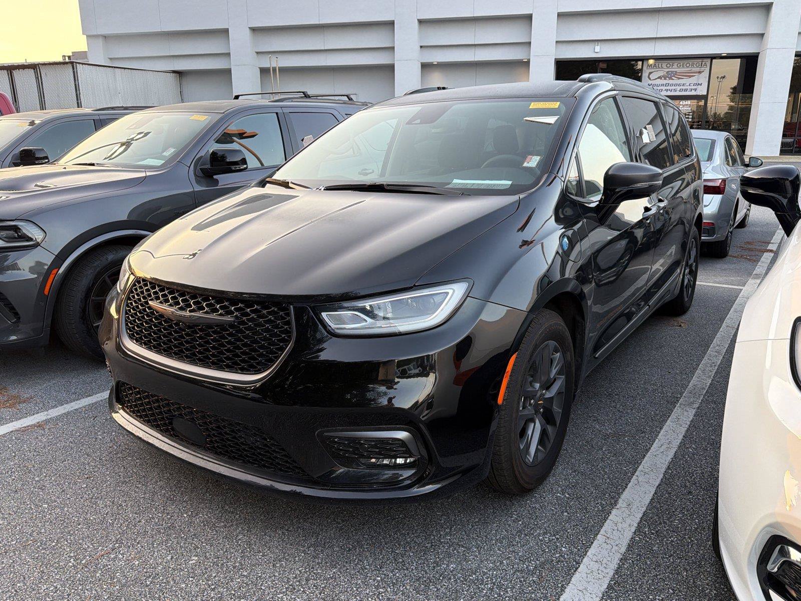 Used 2024 Chrysler Pacifica Limited w/ Uconnect Theater Family Group