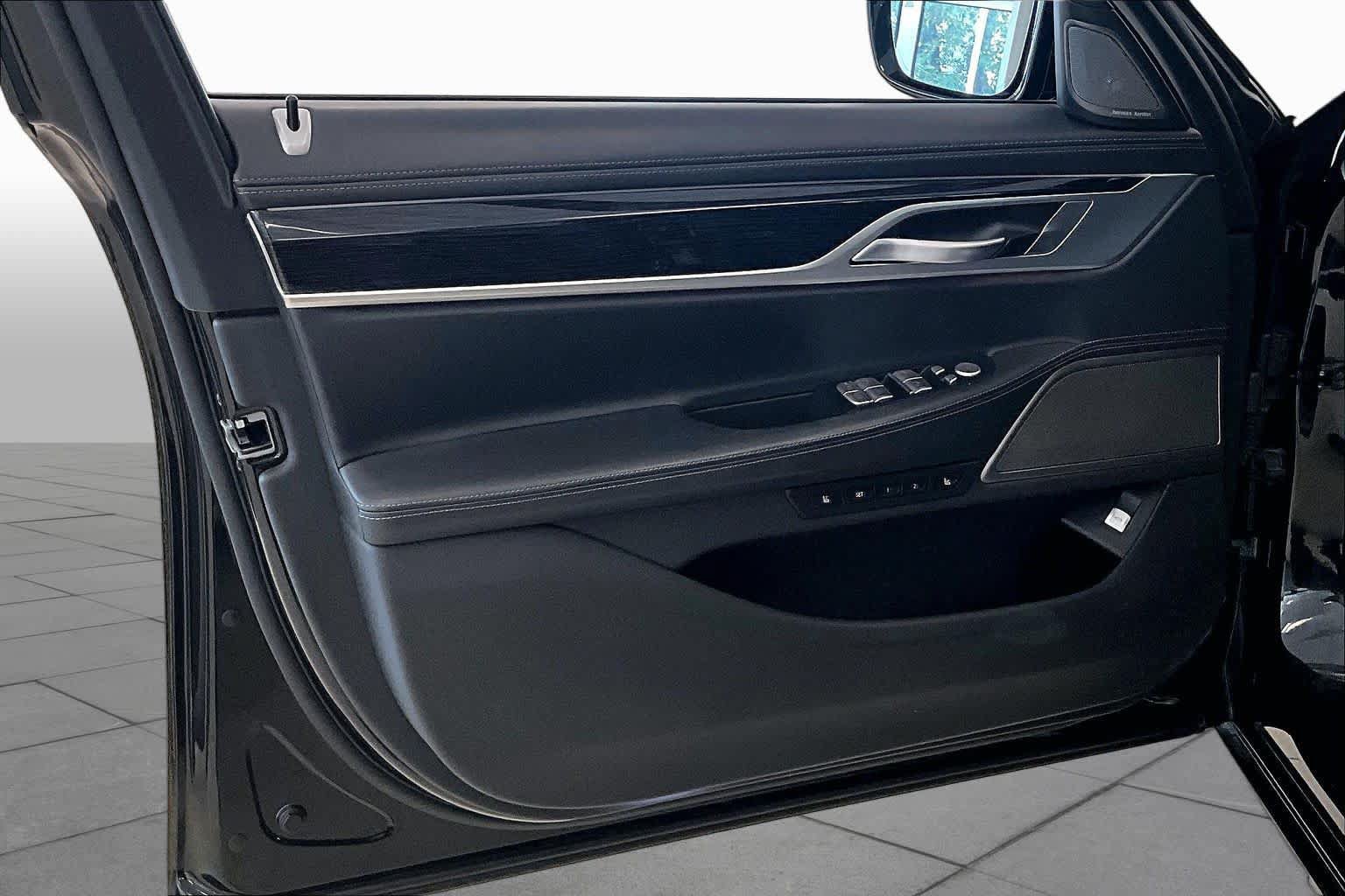 Used 2019 BMW 750i w/ Executive Package RWD image 18