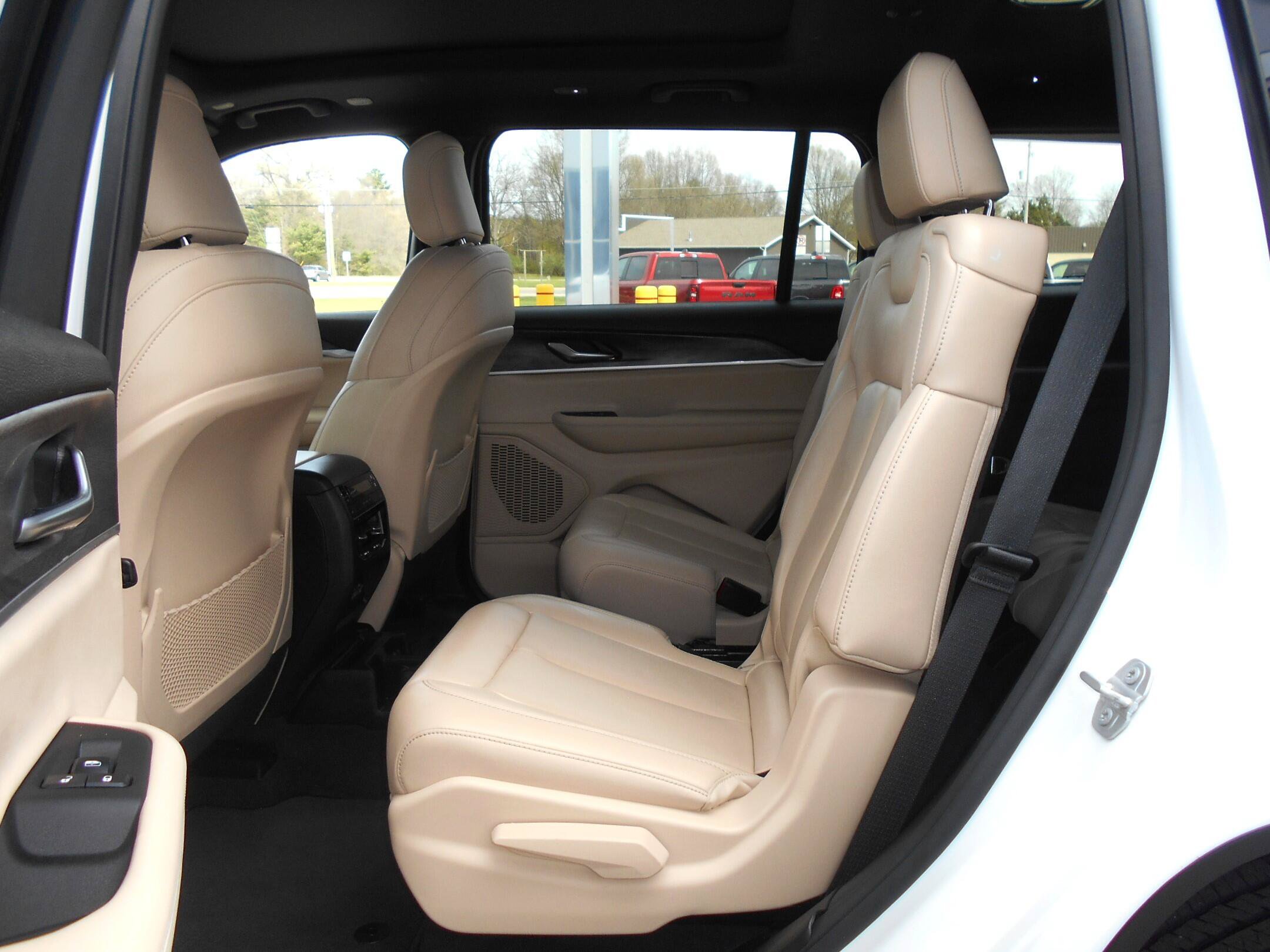Used 2023 Jeep Grand Cherokee L Limited w/ Trailer Tow Group (B) AWD/4WD image 7