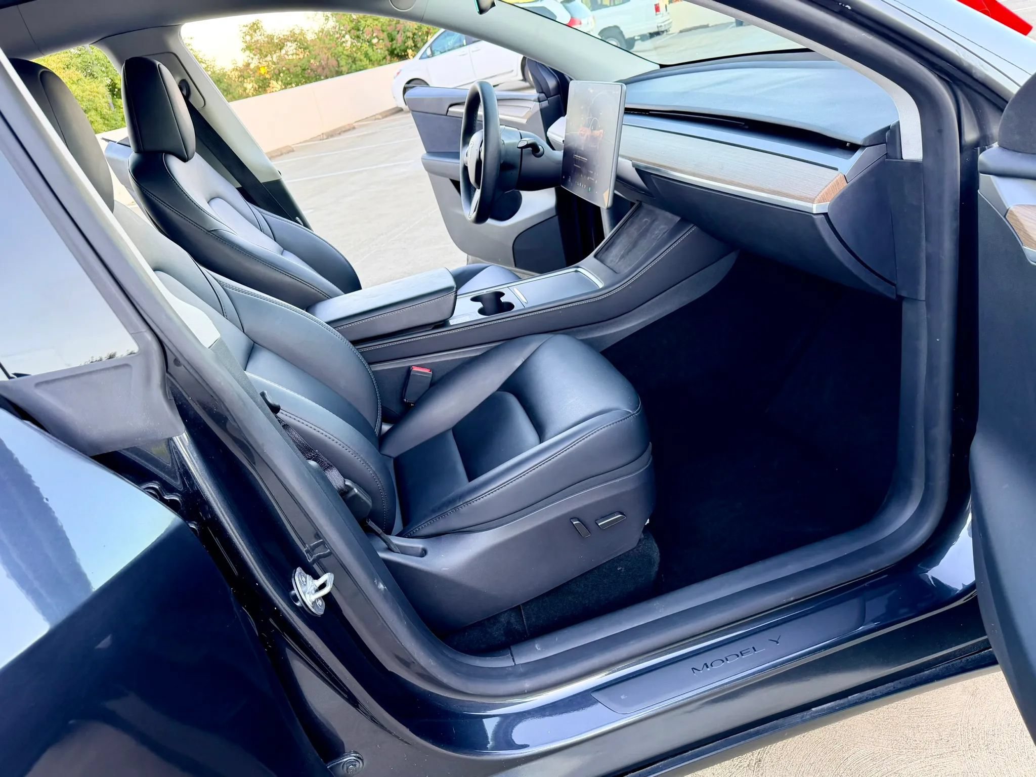 Used 2025 Tesla Model Y Long Range AWD/4WD image 25