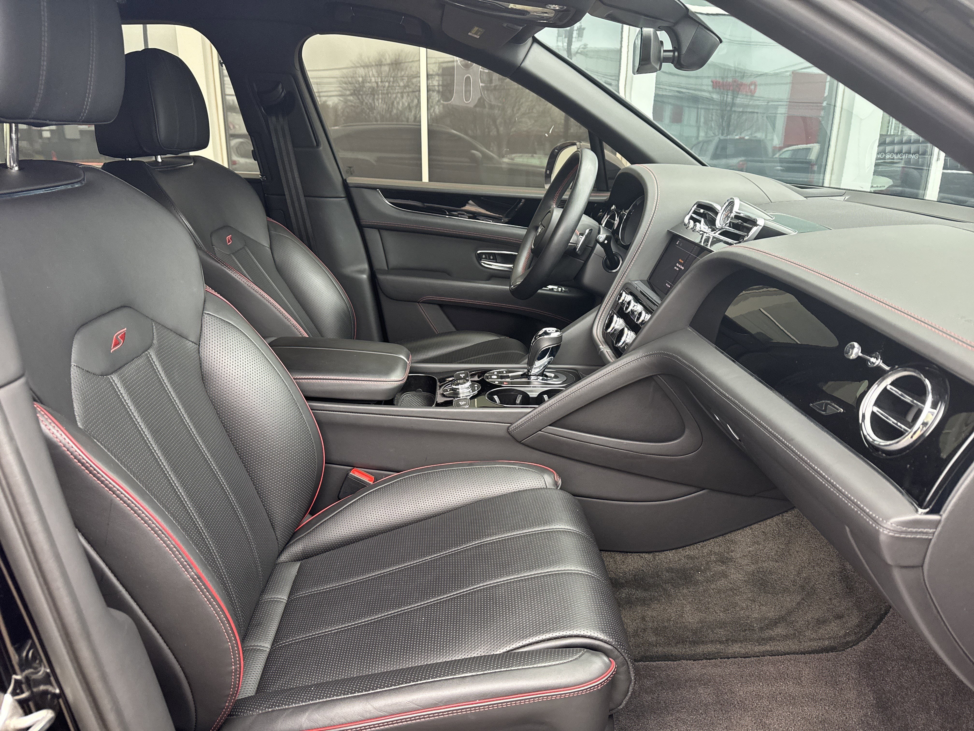 Used 2022 Bentley Bentayga image 2