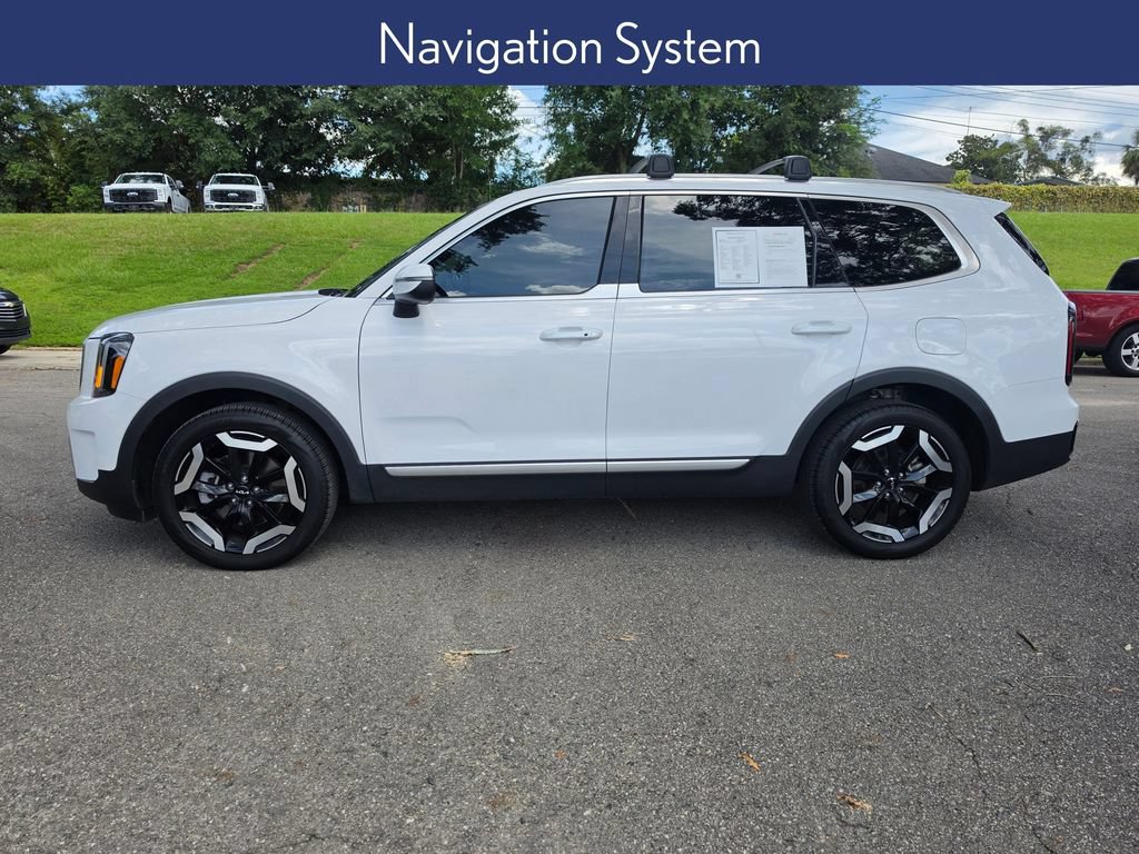 Used 2024 Kia Telluride EX w/ EX Captain's Chair Package FWD image 2
