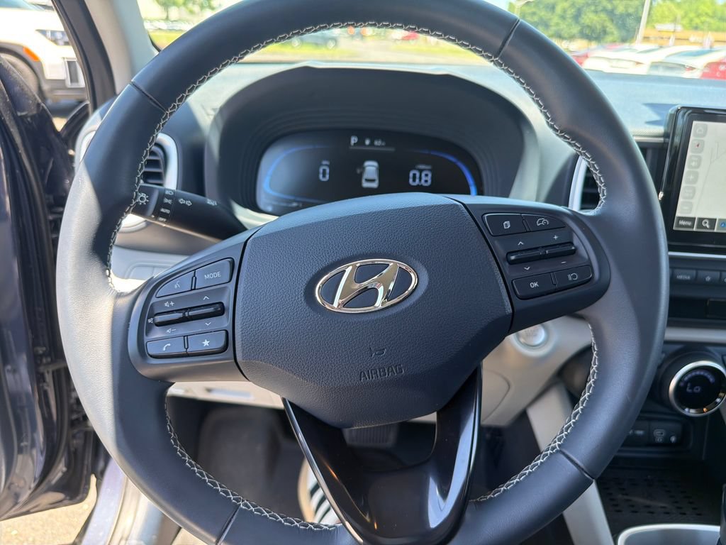 Certified 2025 Hyundai Venue Limited FWD image 17
