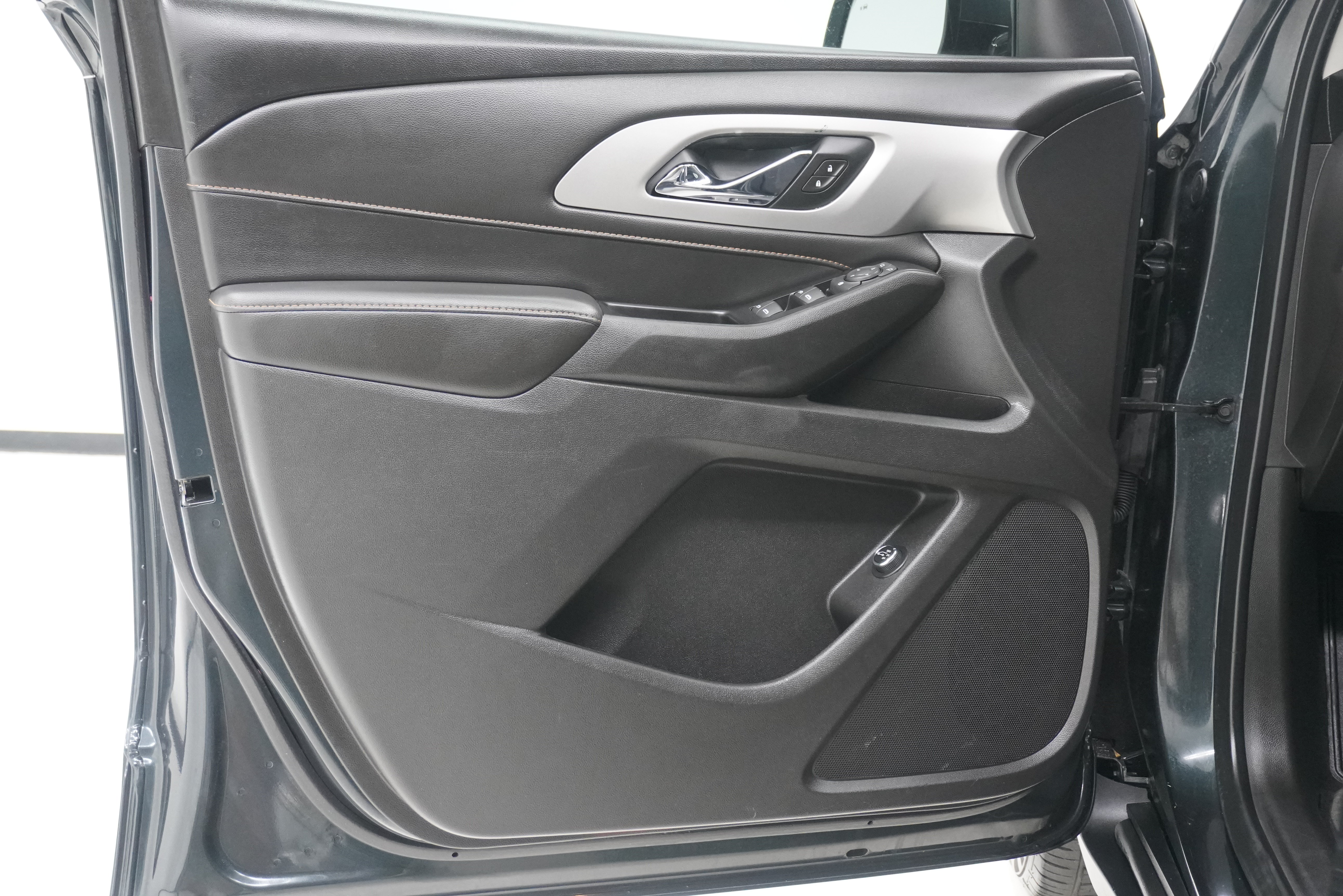 Used 2020 Chevrolet Traverse LT FWD image 16