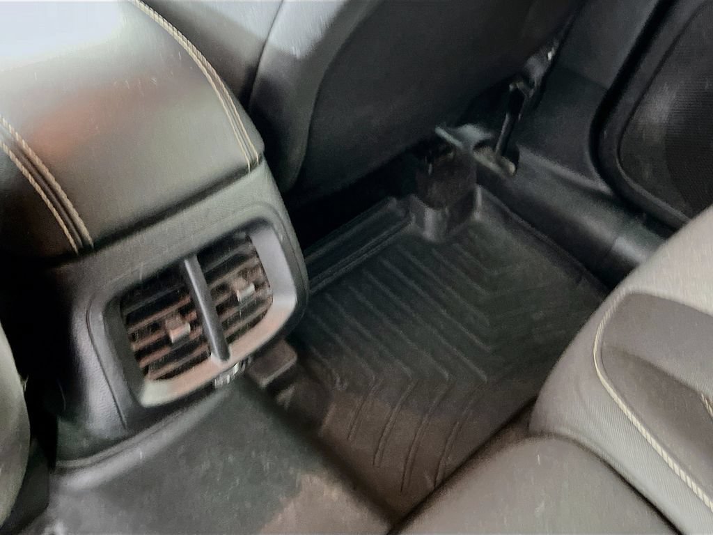 Used 2018 Jeep Cherokee Latitude w/ Cold Weather Group AWD/4WD image 23