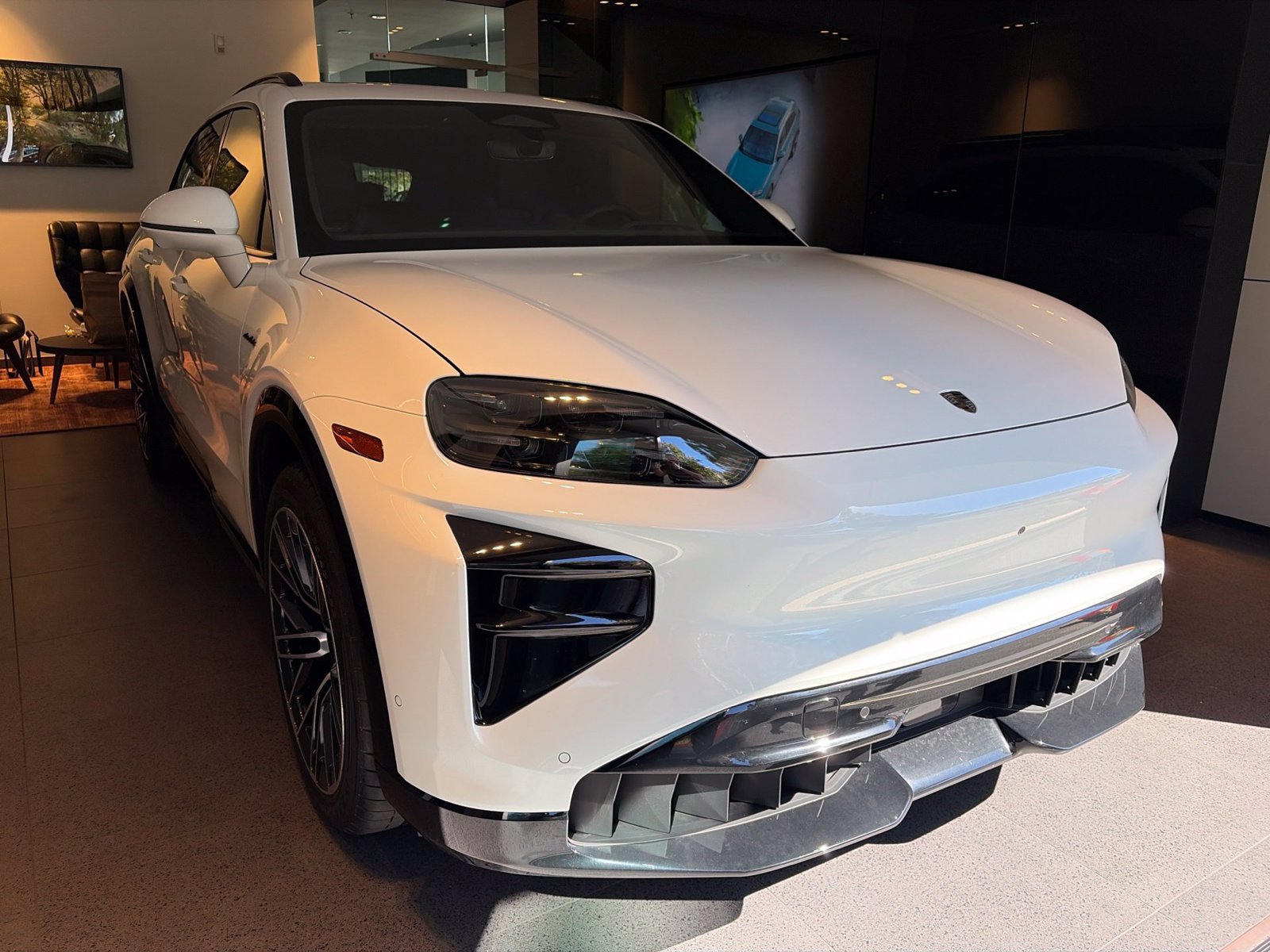 Certified 2026 Porsche Cayenne Turbo AWD/4WD image 3