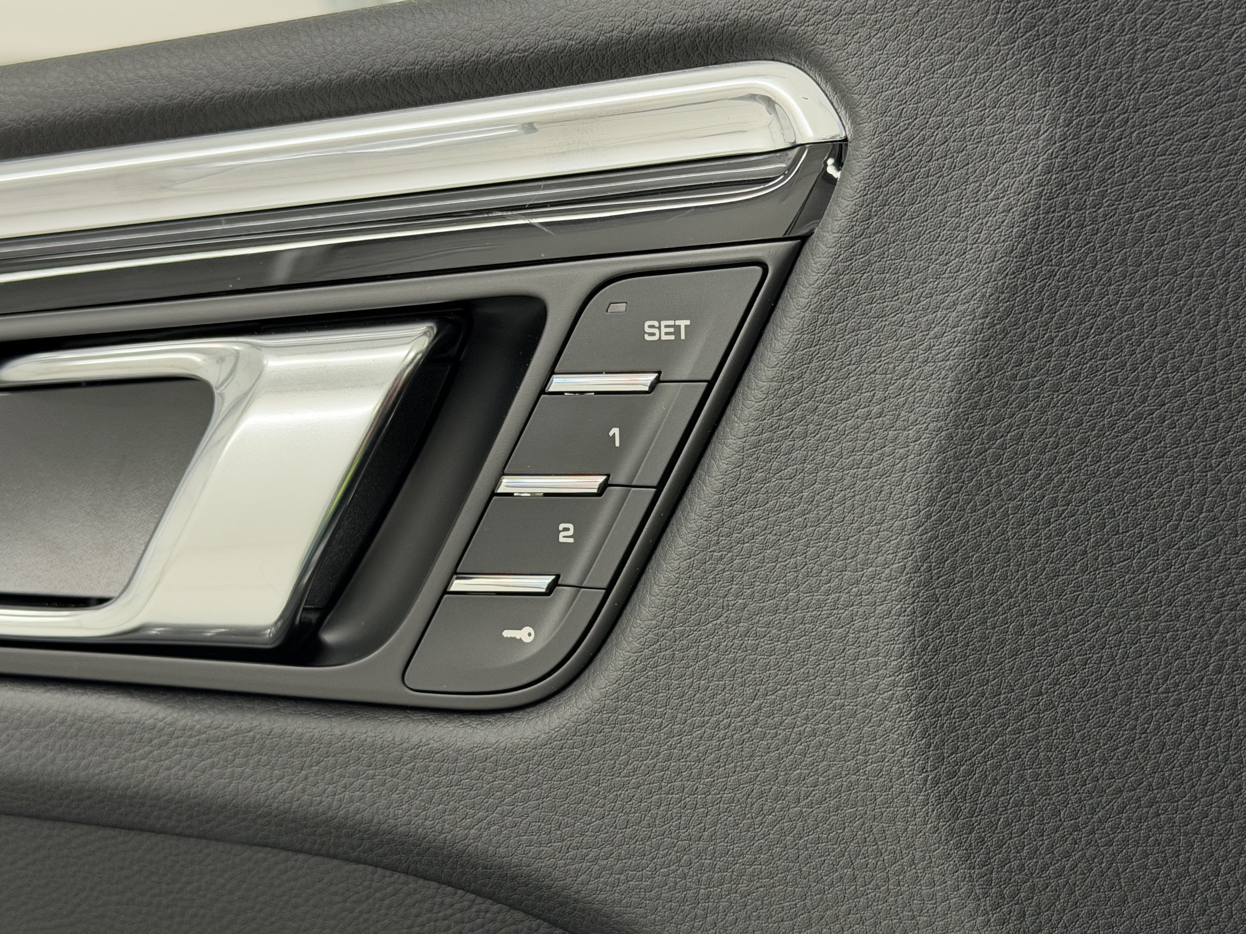 Certified 2026 Porsche Macan AWD/4WD image 30