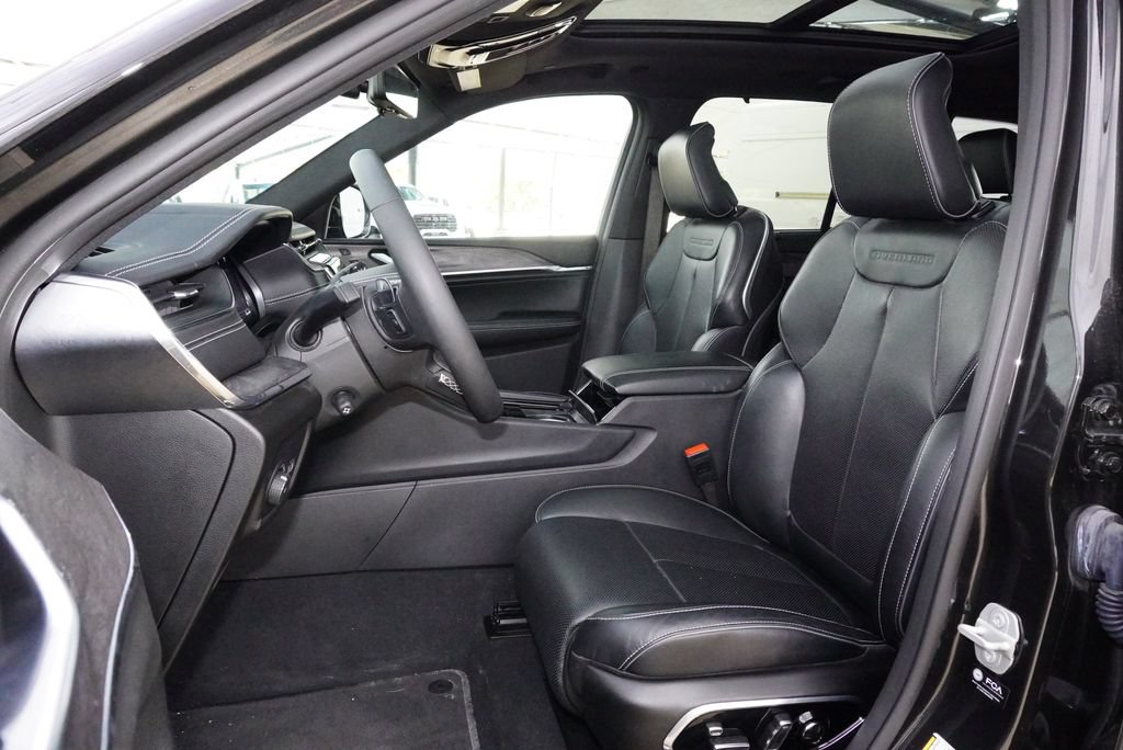 Used 2024 Jeep Grand Cherokee Overland w/ Luxury Tech Group IV AWD/4WD image 12