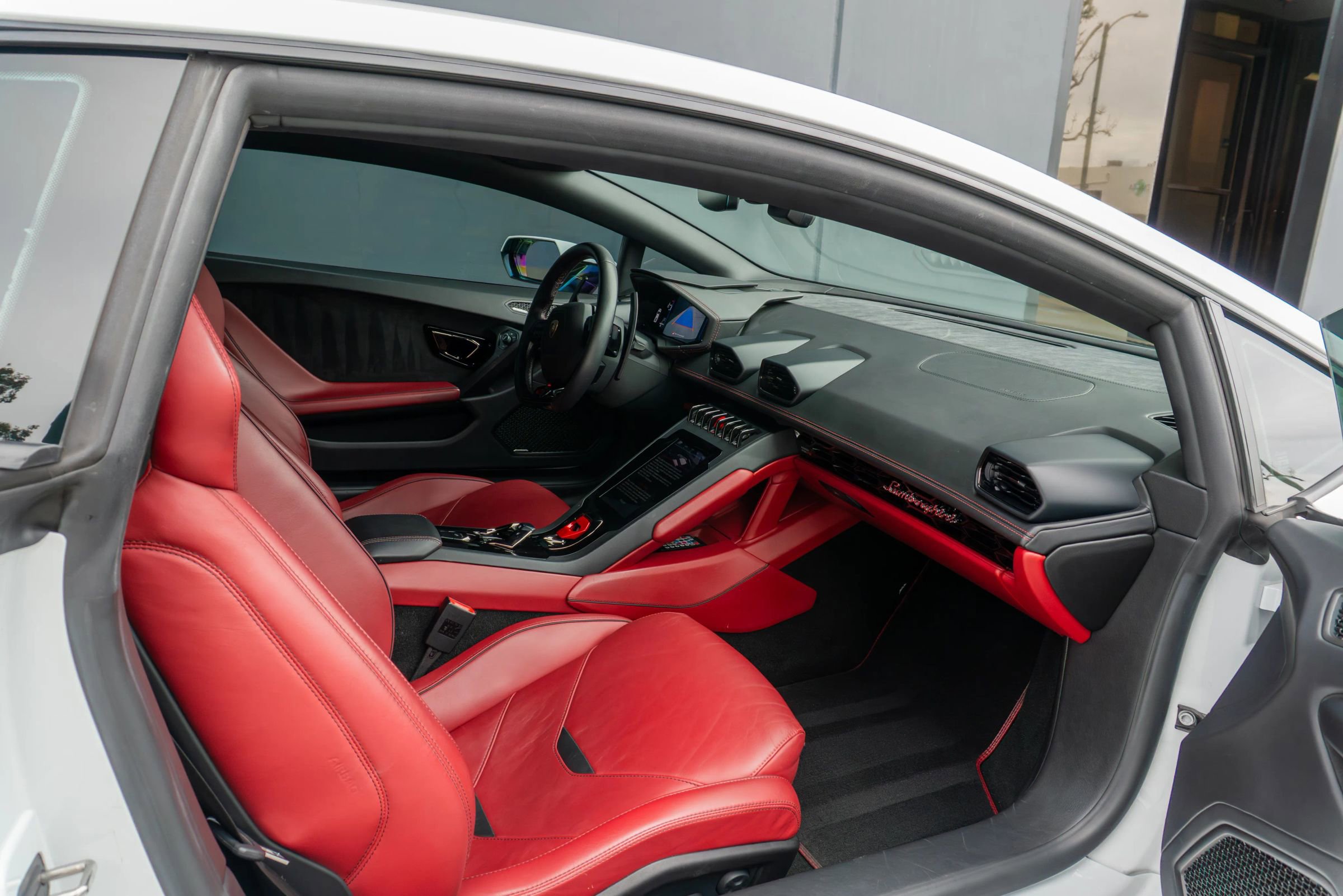 Used 2020 Lamborghini Huracan EVO image 12