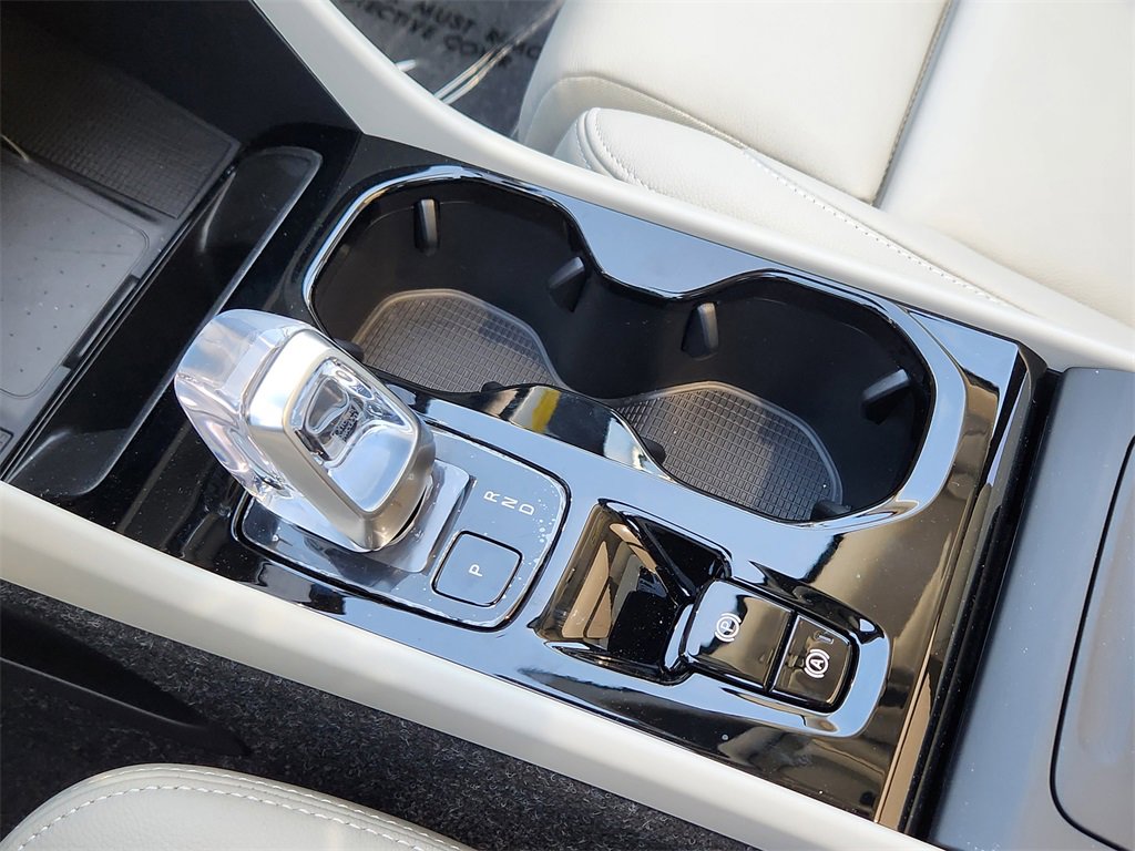 New 2025 Volvo XC40 B5 Ultra w/ Climate Package image 16