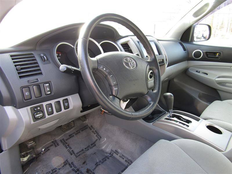 Used 2011 Toyota Tacoma 4x4 Access Cab V6 w/ TRD Sport Pkg image 12