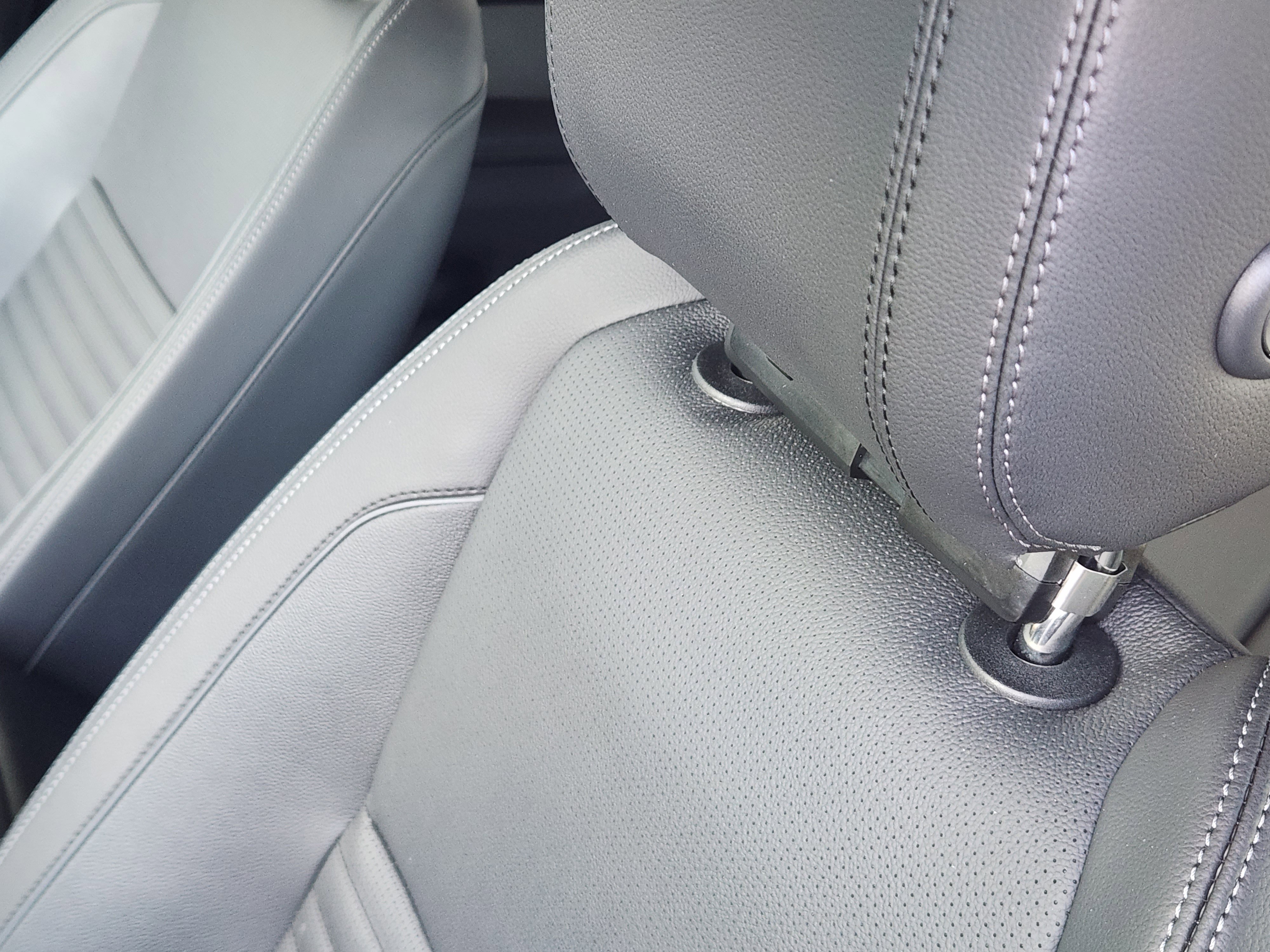 Used 2025 Land Rover Discovery Sport Dynamic SE image 17