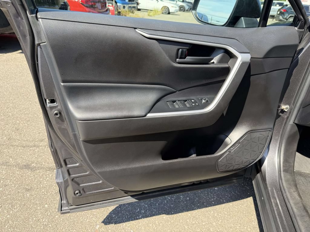 Used 2022 Toyota RAV4 LE AWD/4WD image 13