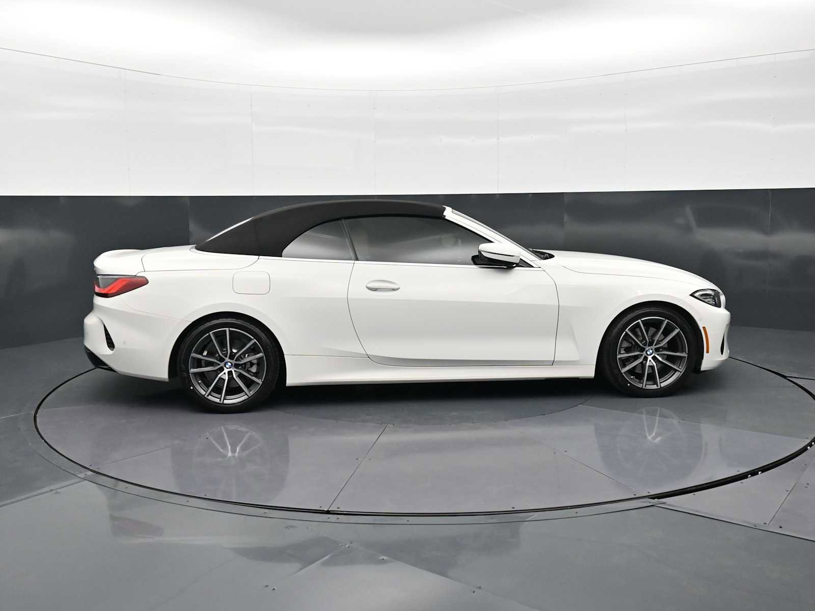 Used 2024 BMW 430i Convertible w/ Premium Package image 4