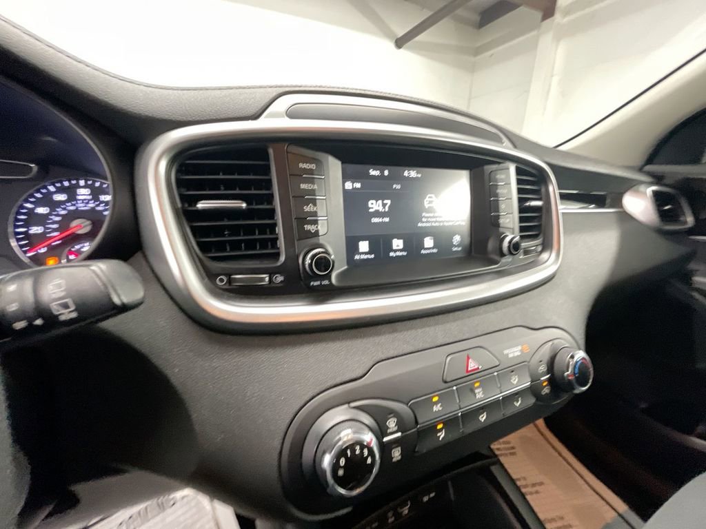 Used 2019 Kia Sorento LX image 16