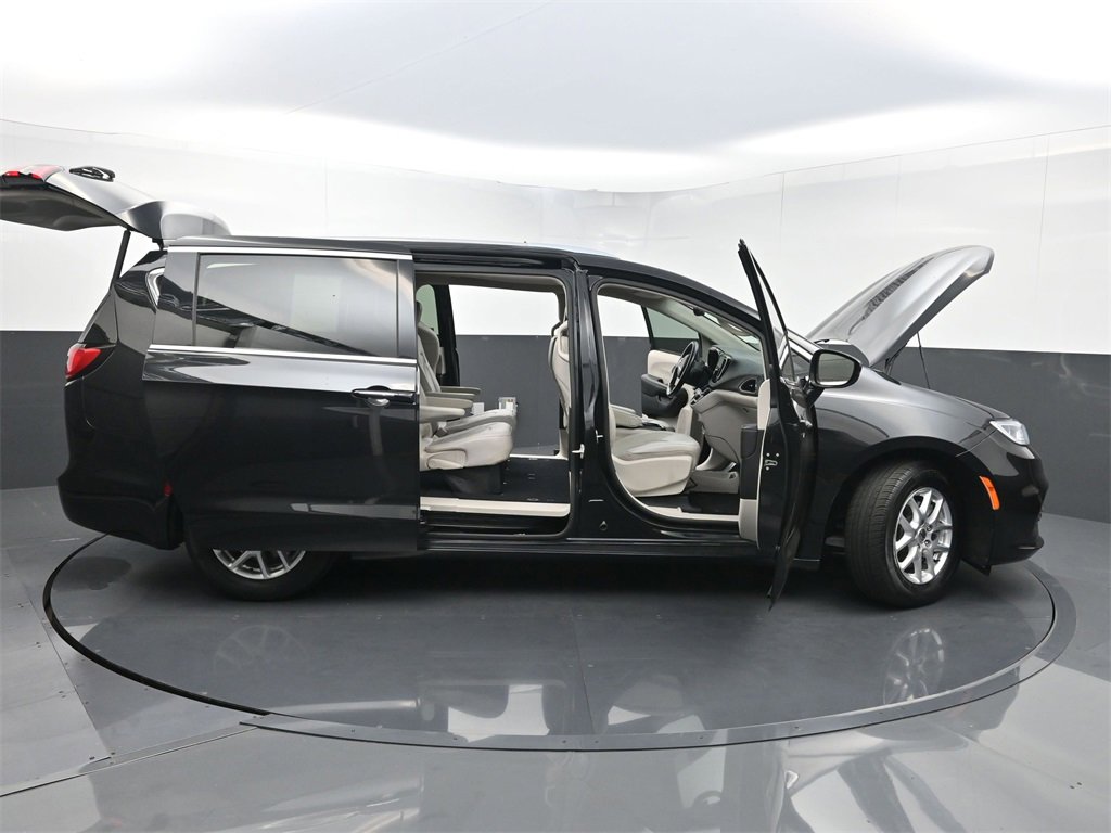 Used 2021 Chrysler Pacifica Touring-L image 38