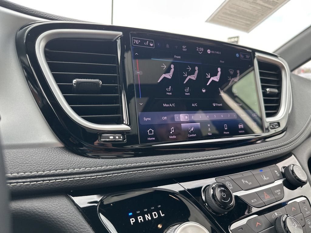 Used 2025 Chrysler Pacifica Limited FWD image 16
