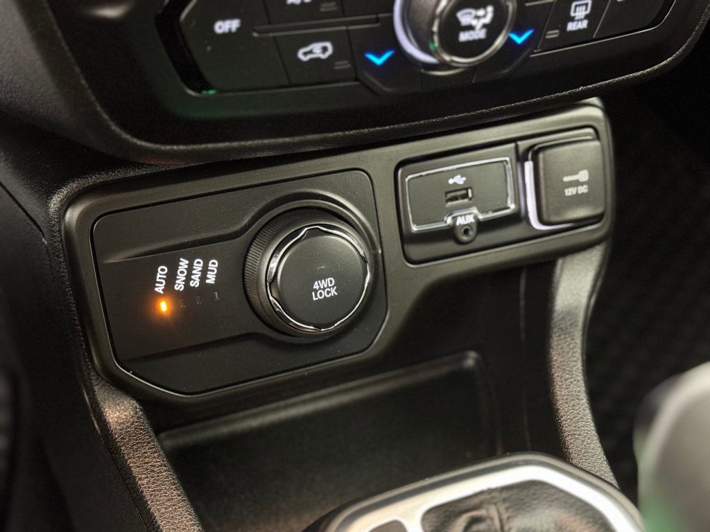 Used 2018 Jeep Renegade Latitude w/ Cold Weather Group AWD/4WD image 27