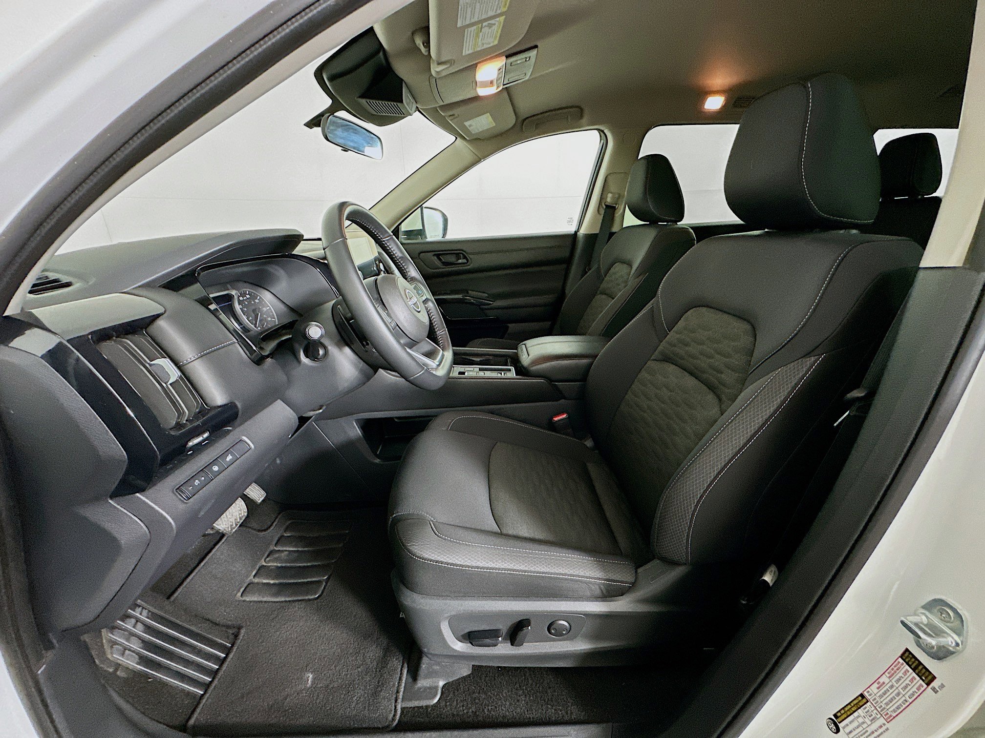 Used 2025 Nissan Pathfinder SV image 13