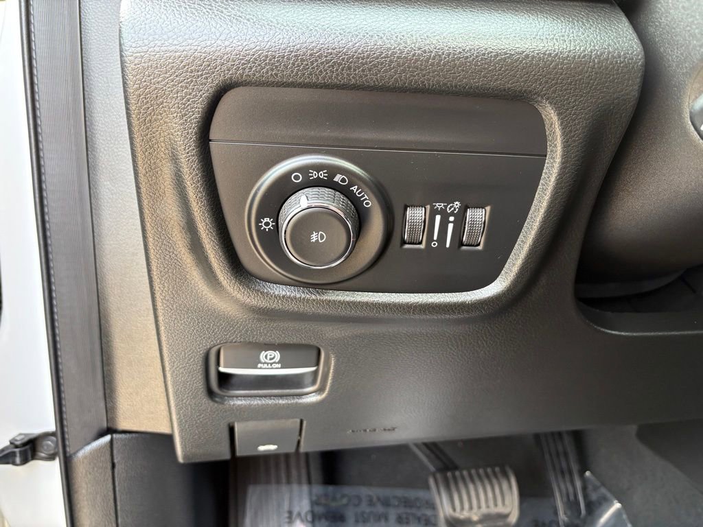 Certified 2023 Jeep Grand Cherokee Limited w/ Luxury Tech Group II AWD/4WD image 22