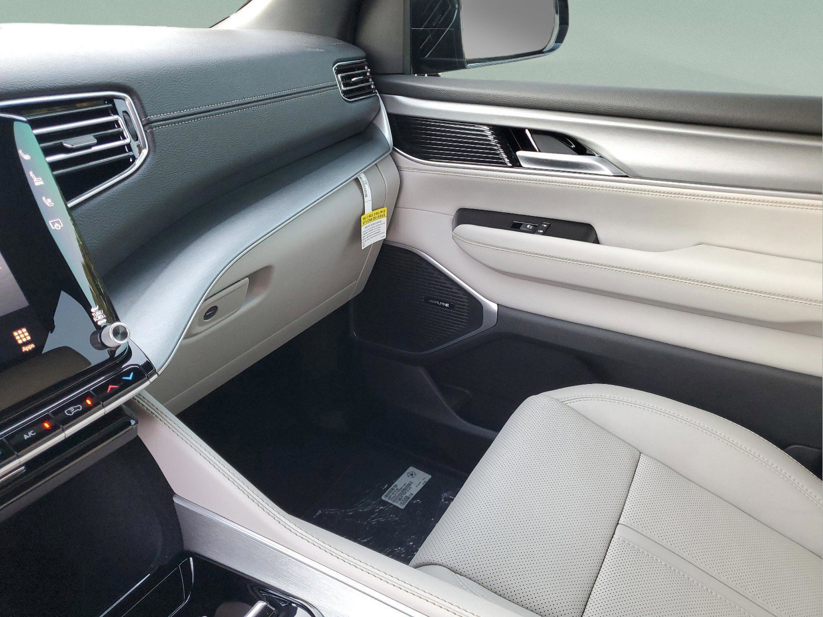 New 2025 Jeep Wagoneer L Series III w/ 8-pass Seating Package image 22