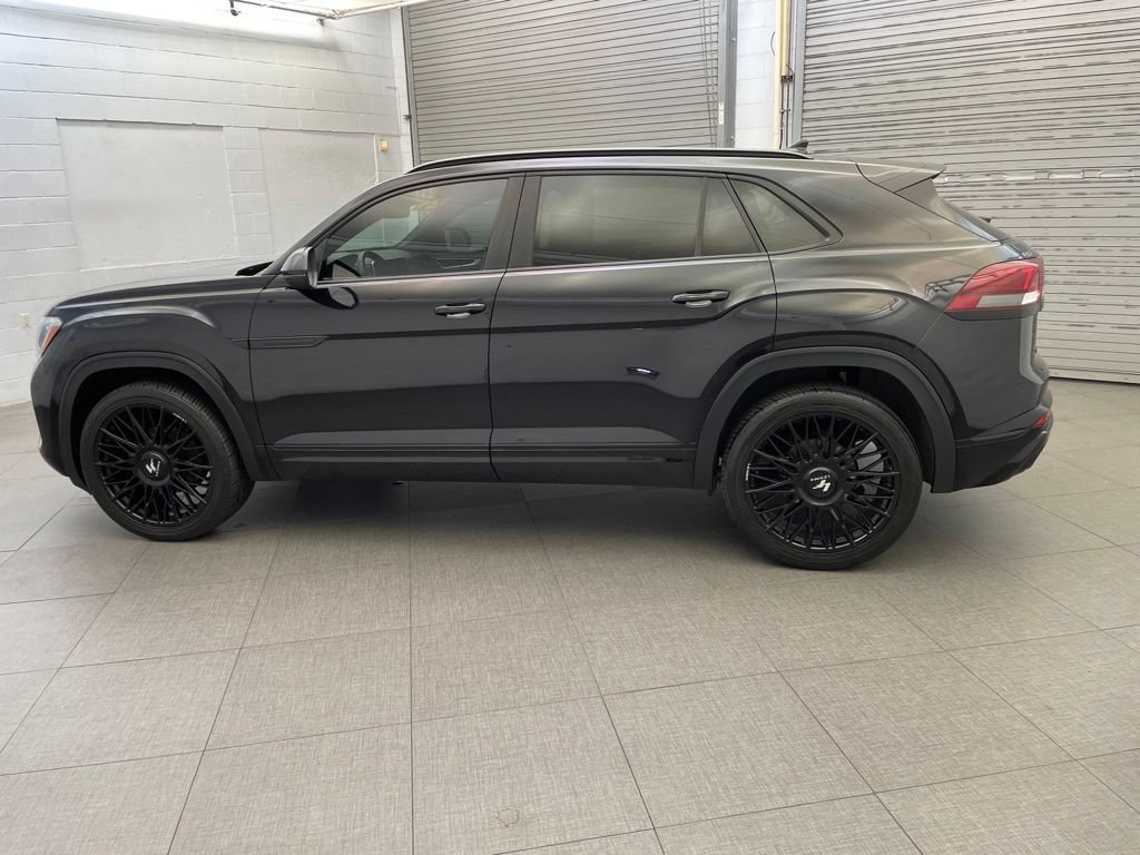 Used 2024 Volkswagen Atlas Cross Sport SEL R-Line AWD/4WD image 9