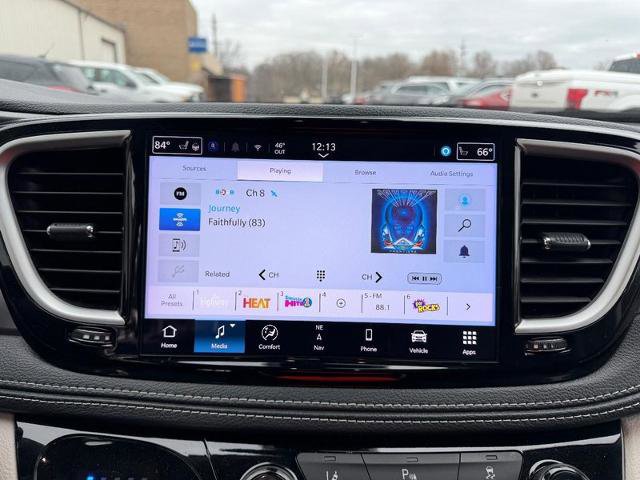 Used 2024 Chrysler Pacifica Limited FWD image 18