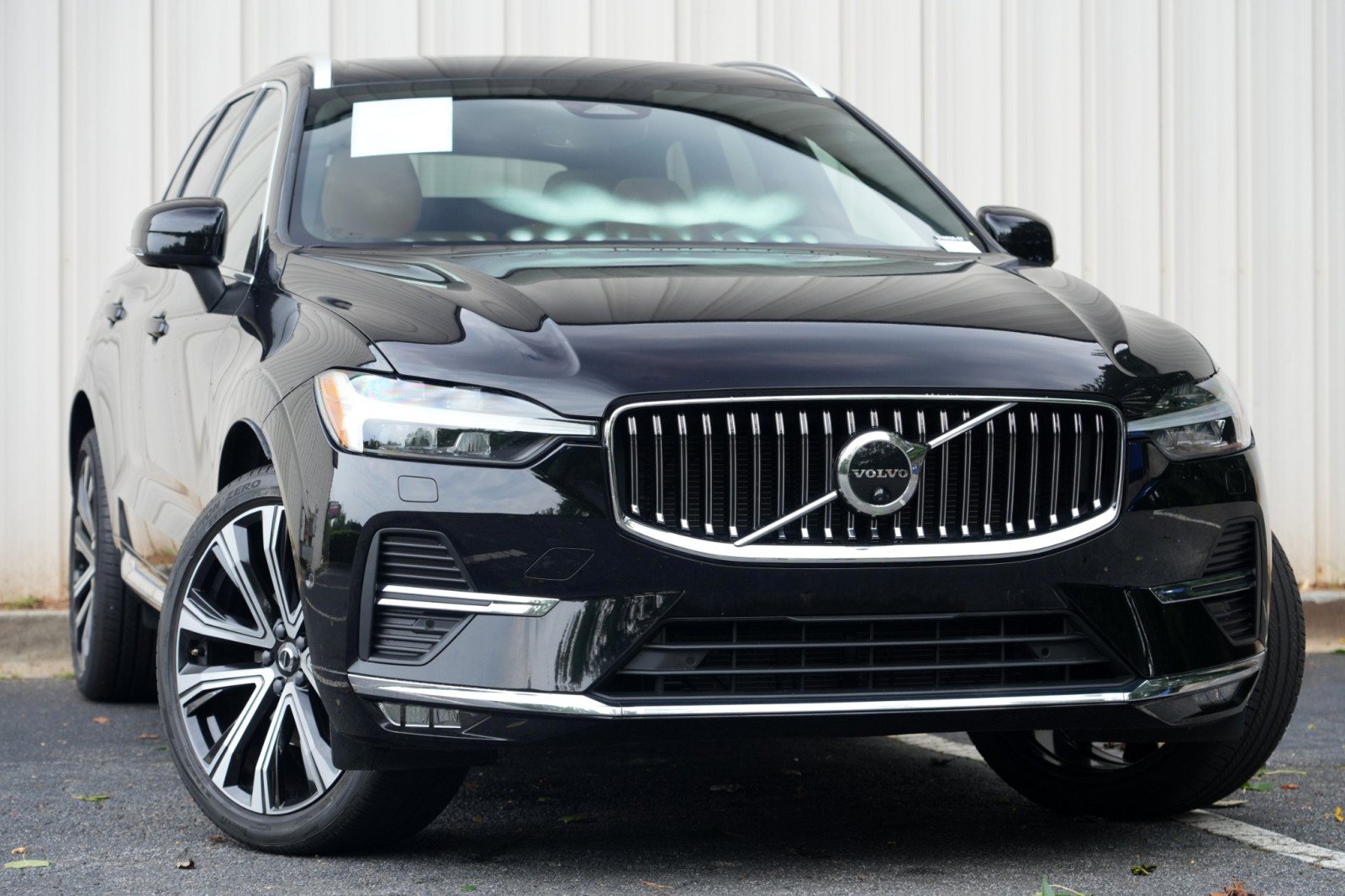 Used 2023 Volvo XC60 B5 Ultimate w/ Climate Package FWD image 4