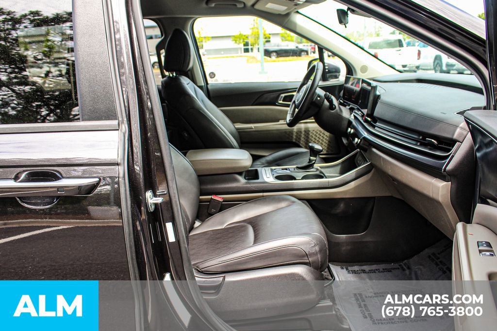 Used 2025 Kia Carnival FWD image 21