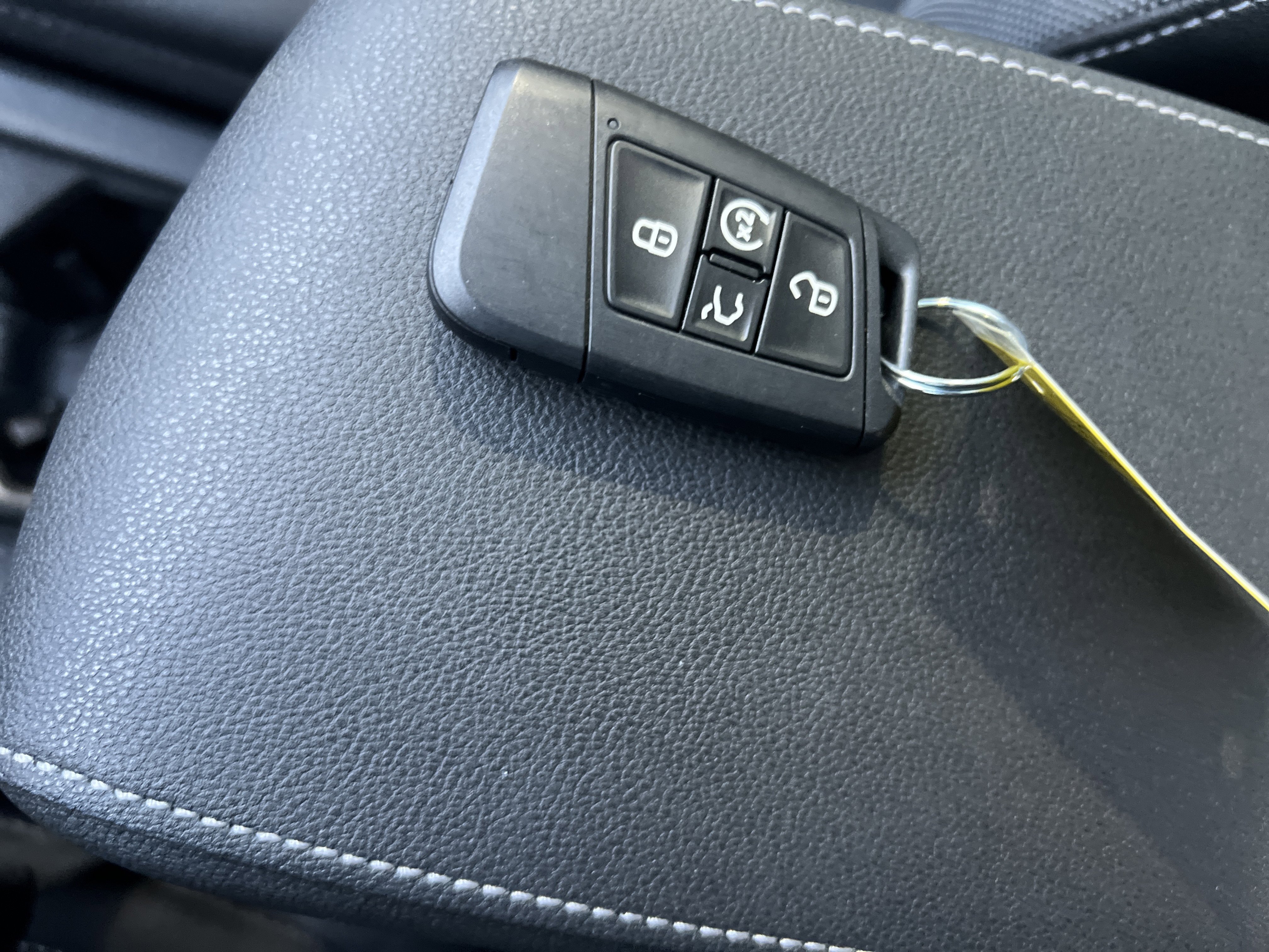 Used 2025 Volkswagen Taos SE image 33