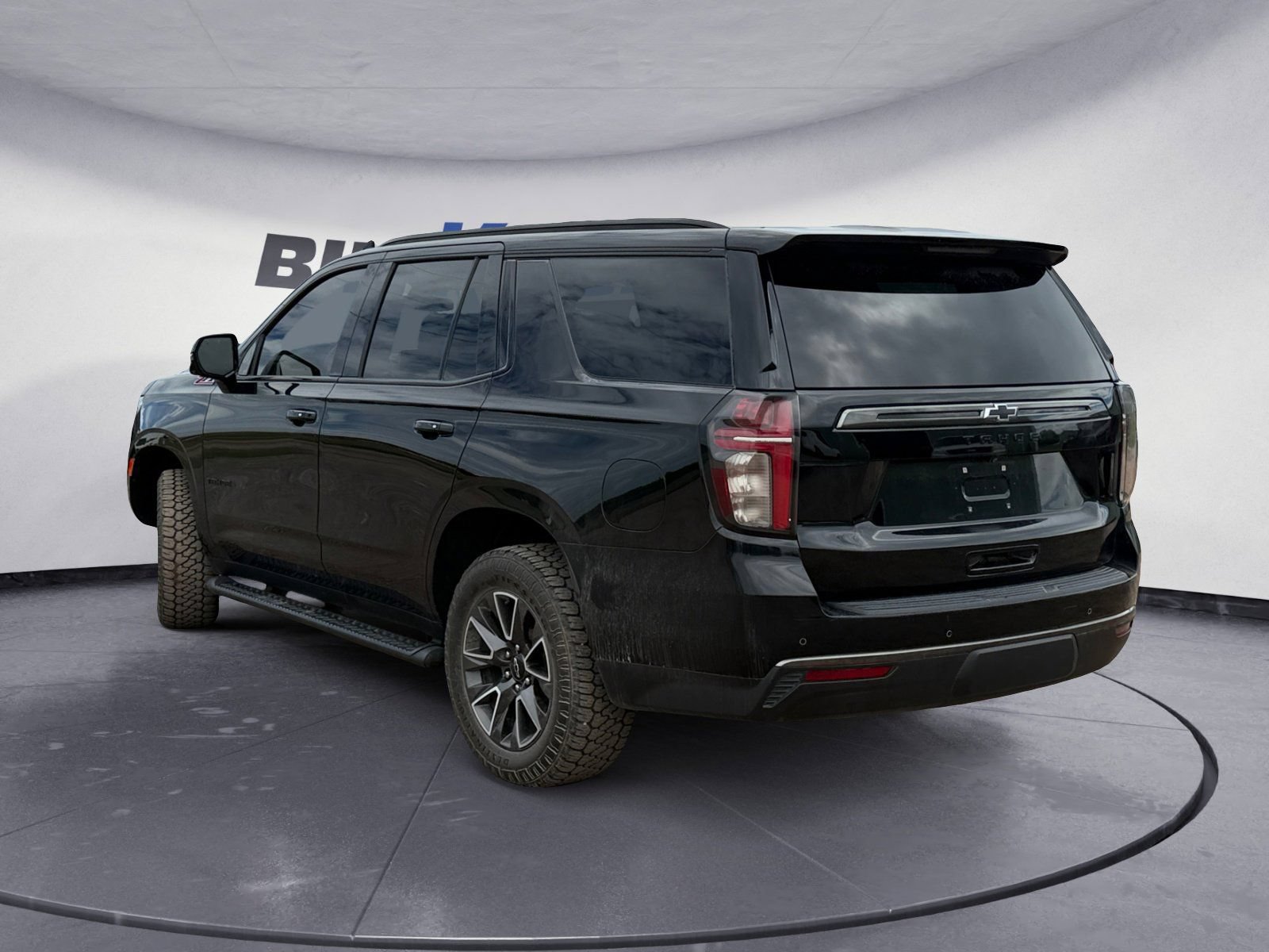 Used 2022 Chevrolet Tahoe Z71 w/ Luxury Package AWD/4WD image 3