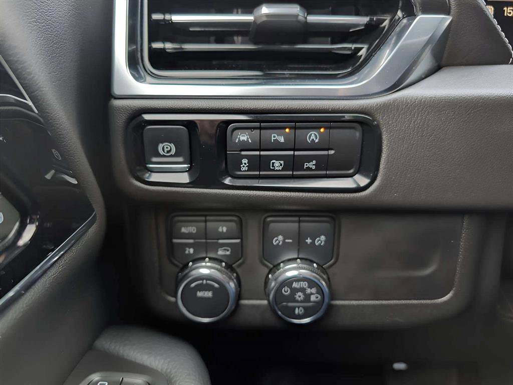 Used 2025 GMC Yukon 4WD Denali image 10