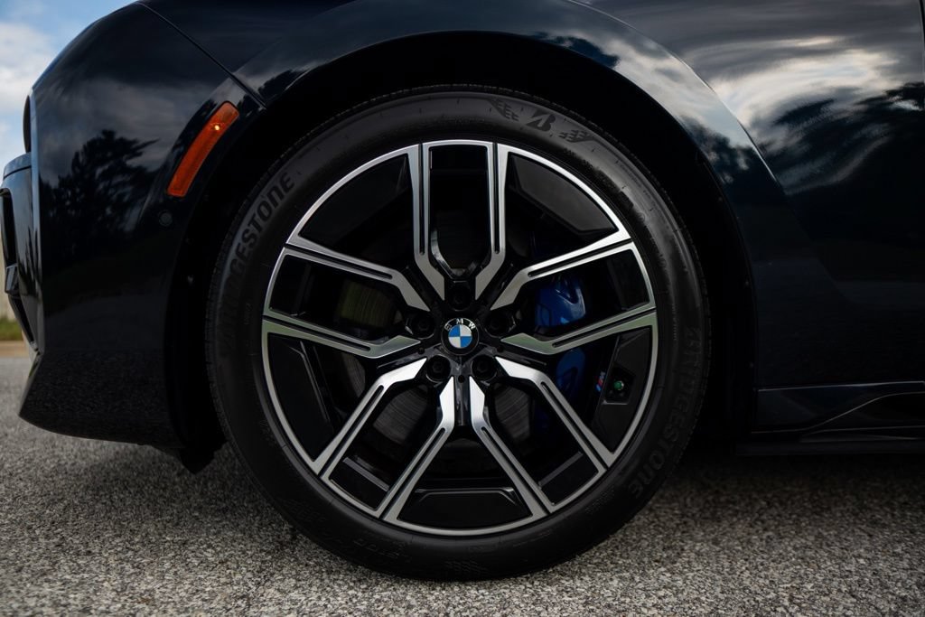 Certified 2024 BMW i7 xDrive60 w/ Executive Package AWD/4WD image 3