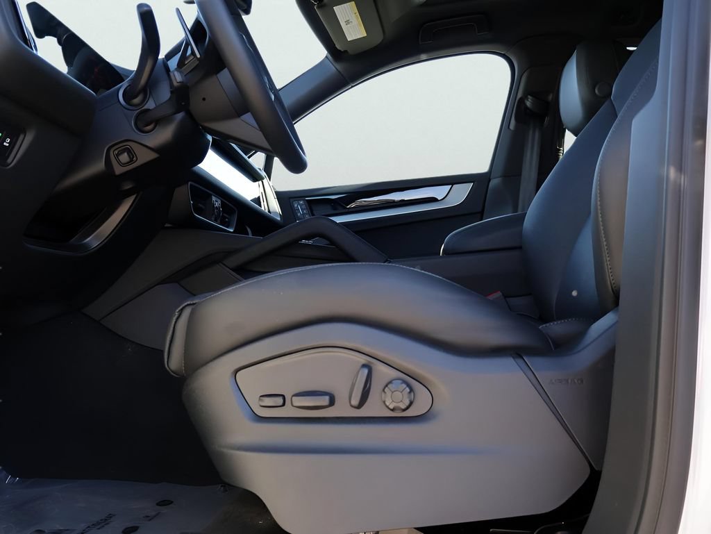 New 2026 Porsche Cayenne E-Hybrid Coupe AWD/4WD image 37