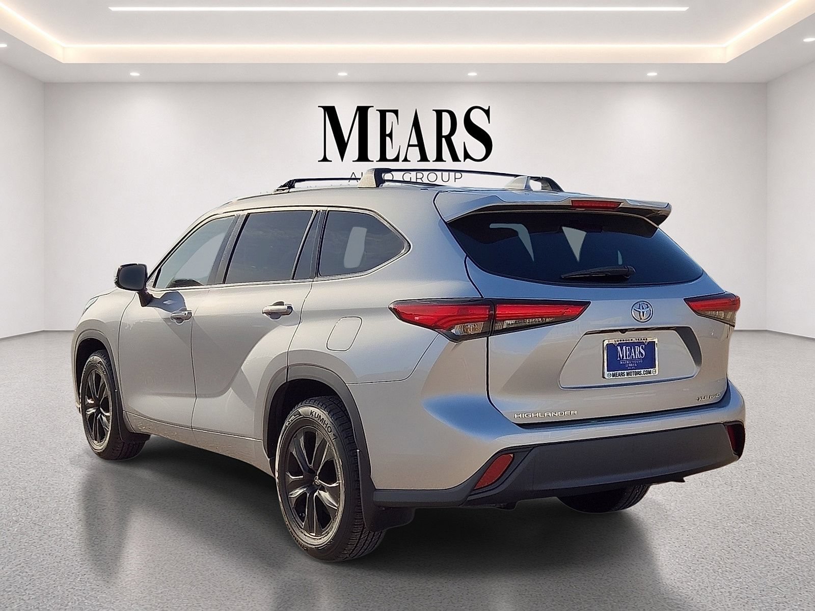 Used 2022 Toyota Highlander XLE AWD/4WD image 3