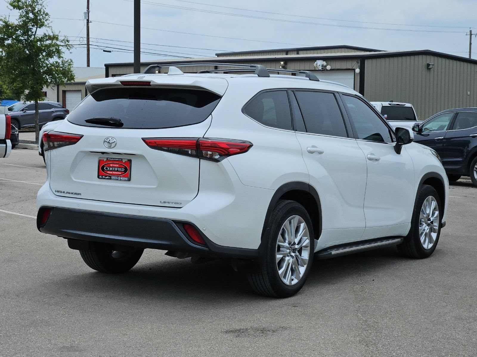 Used 2023 Toyota Highlander Limited FWD image 5