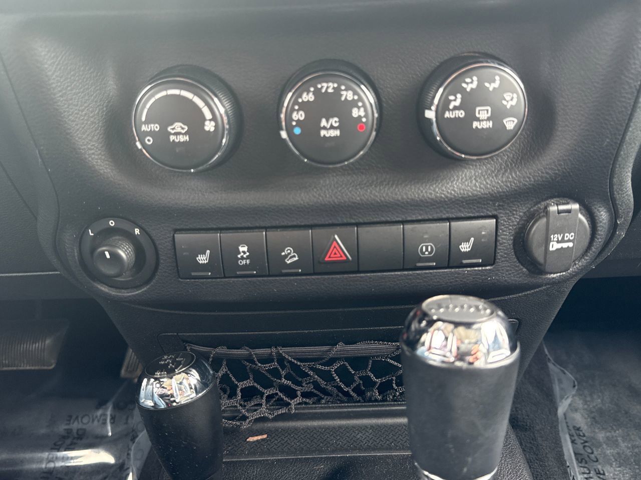 Used 2015 Jeep Wrangler Unlimited Sahara w/ Connectivity Group image 29