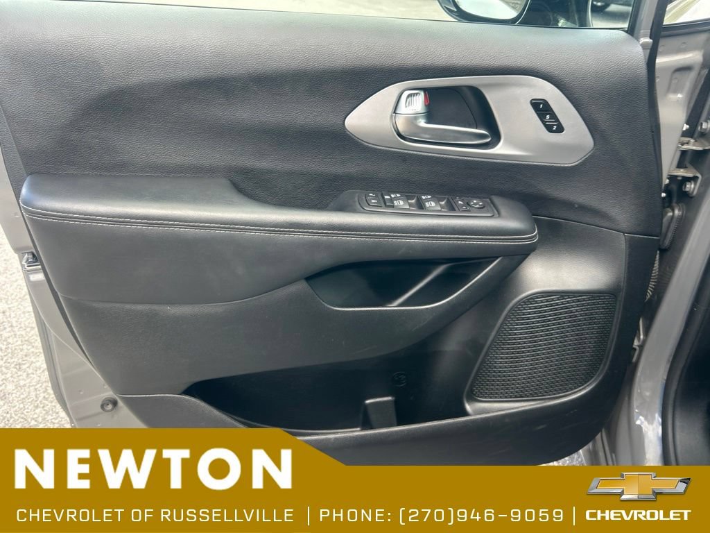 Used 2025 Chrysler Pacifica Limited FWD image 8