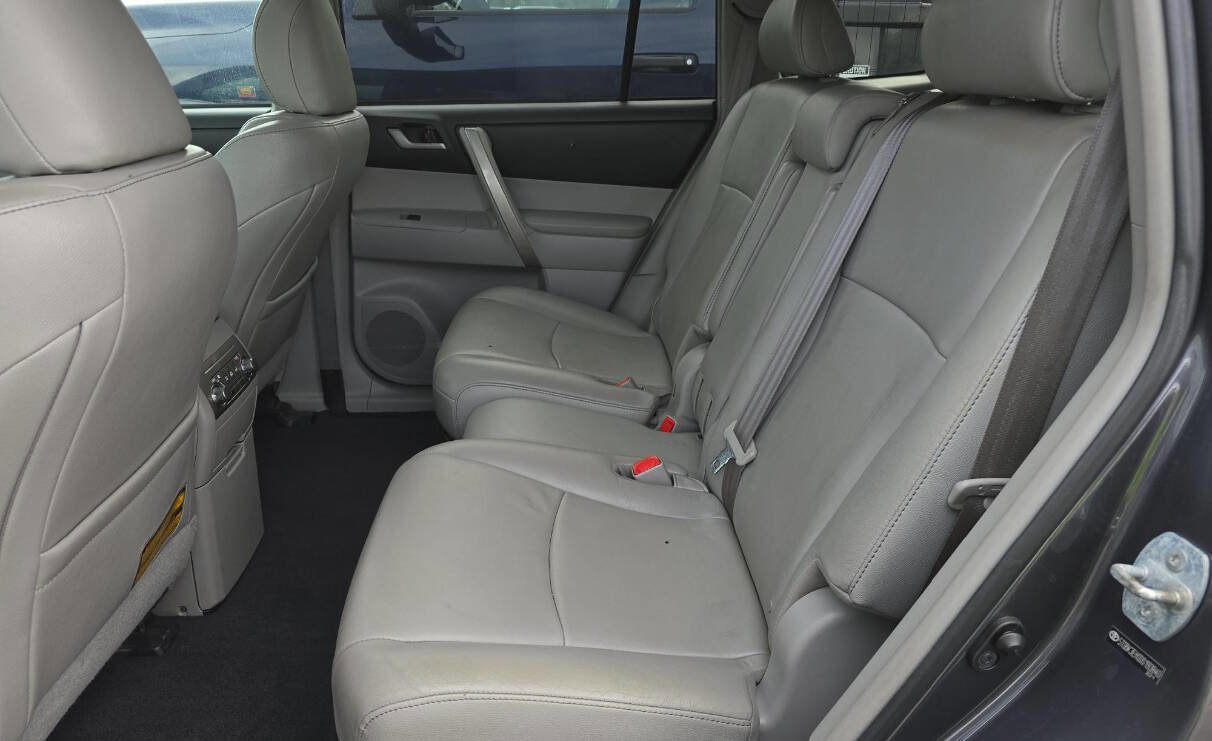 Used 2013 Toyota Highlander SE image 6