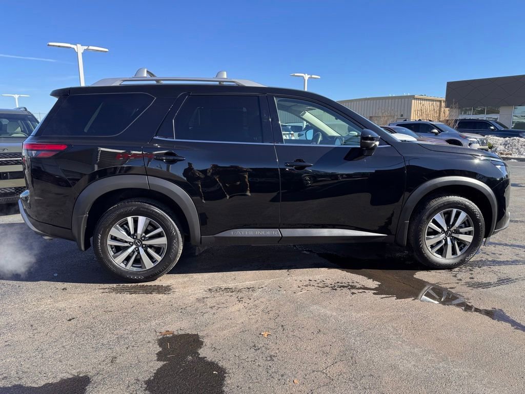 Used 2025 Nissan Pathfinder SL image 6