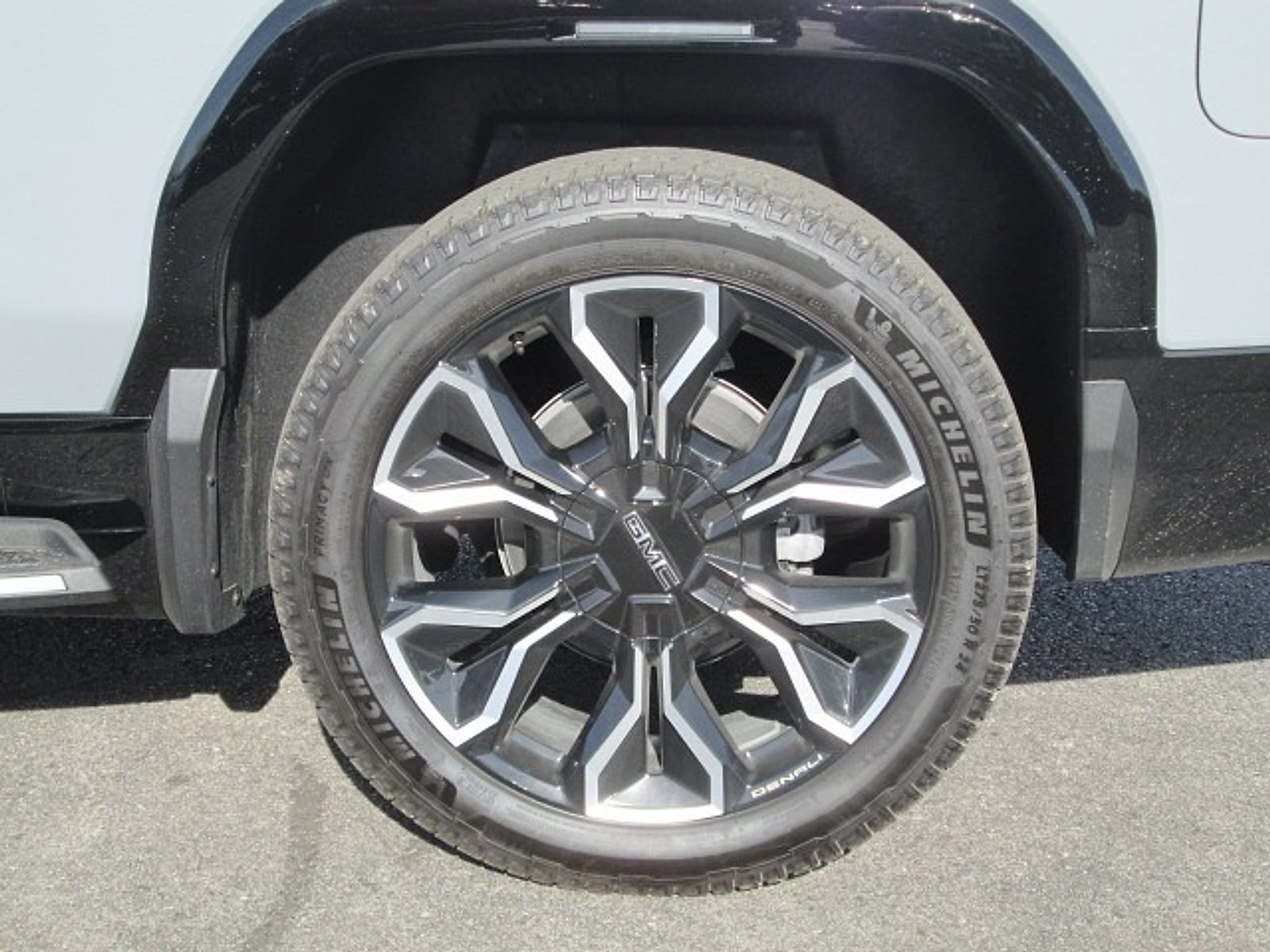 New 2024 GMC Sierra EV Denali AWD/4WD image 8