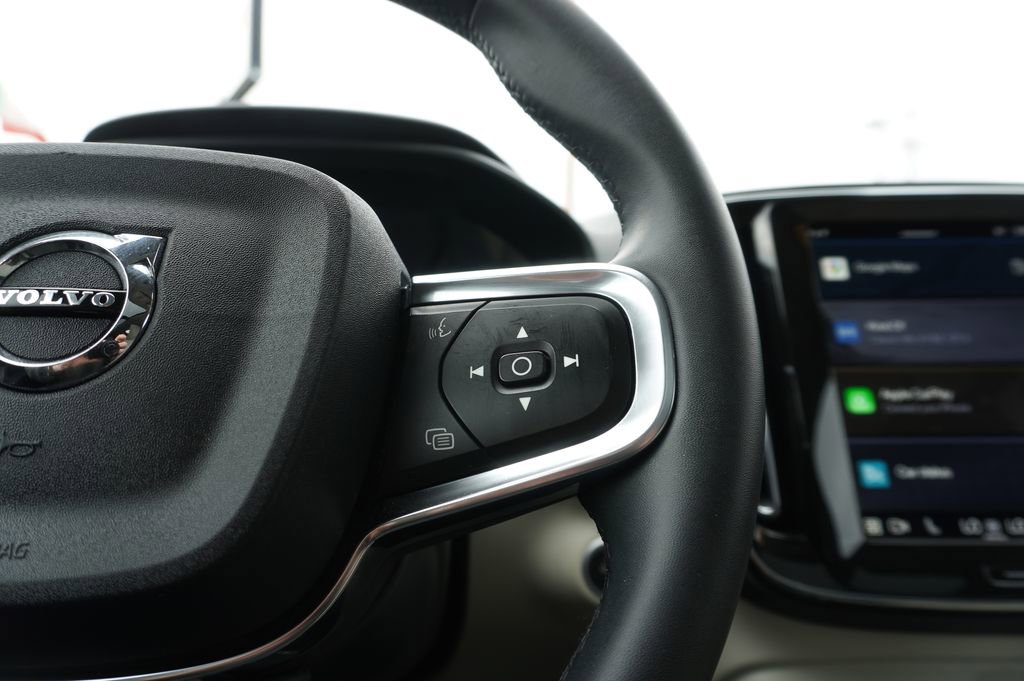Used 2023 Volvo XC40 B5 Plus image 21