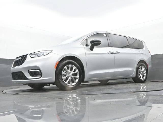 Used 2026 Chrysler Pacifica Limited FWD image 28