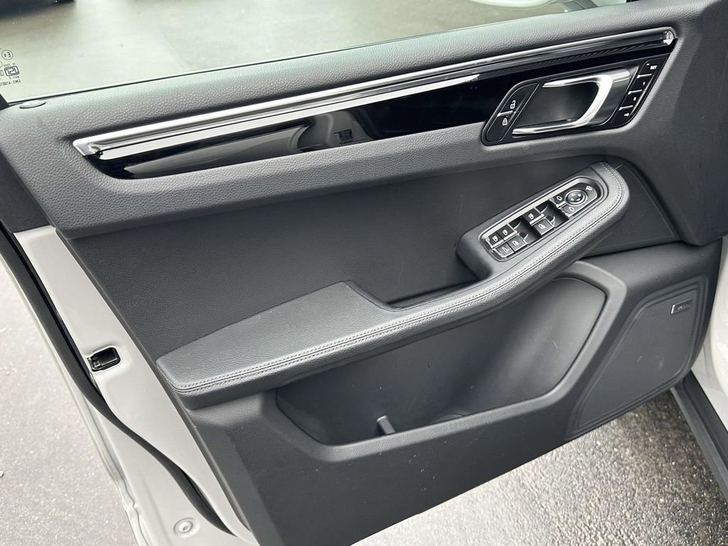 Certified 2025 Porsche Macan image 16