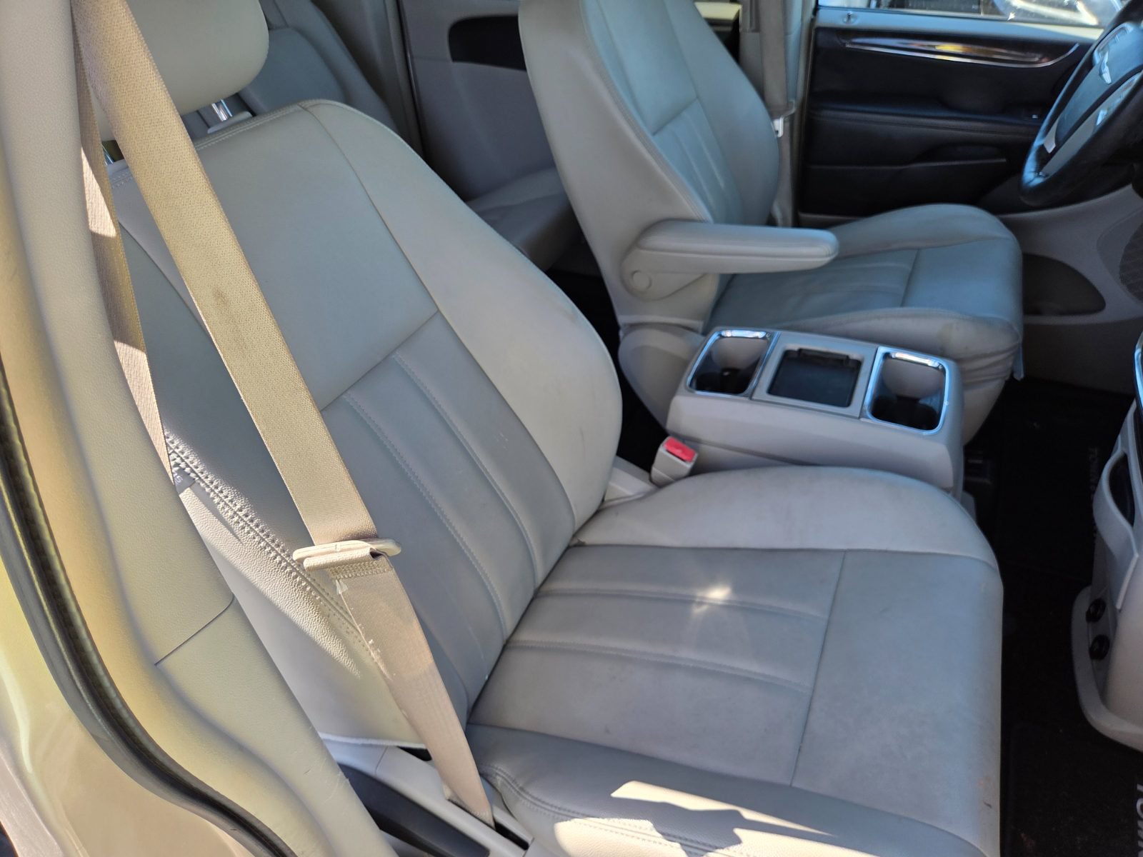 Used 2014 Chrysler Town & Country Touring w/ Driver Convenience Group FWD image 14