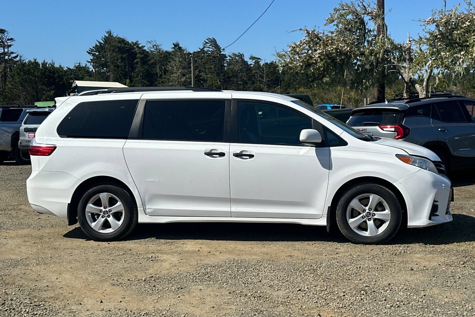 Used 2019 Toyota Sienna L FWD image 3